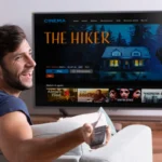 Homme regardant le meilleur abonnement IPTV sur Smart TV en salon